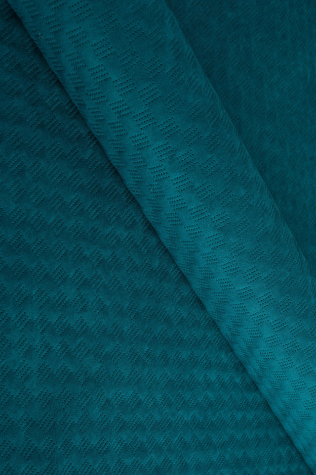 MØRK FJORDBLÅ UTTARIO VELVET 3D – QUILTET VELOUR MED FINT BØLGEMØNSTER