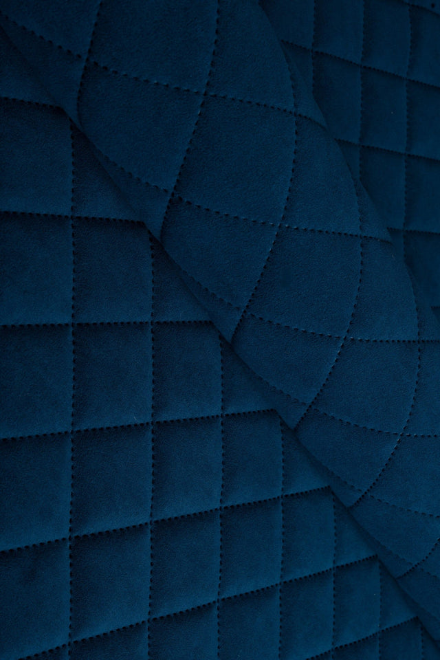 MØRK SAFIRBLÅ UTTARIO VELVET 3D – QUILTET VELOUR MED VIFTEMØNSTER