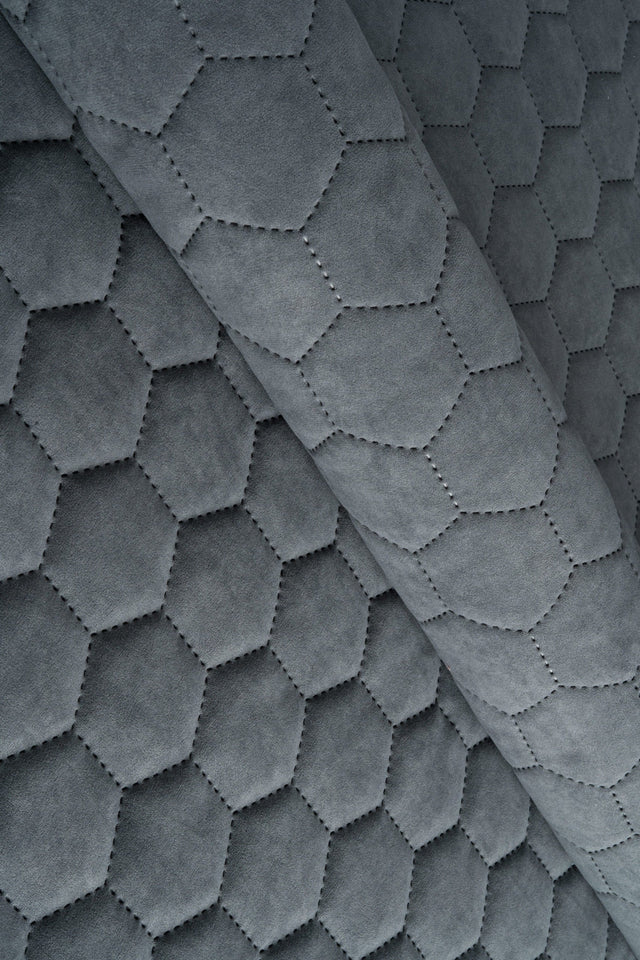 MØRK STORMGRÅ UTTARIO VELVET 3D – QUILTET VELOUR MED SEKSKANTMØNSTER