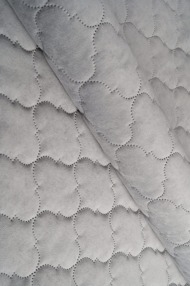 LYS TÅGEGRÅ UTTARIO VELVET 3D – QUILTET VELOUR MED BOBLEMØNSTER
