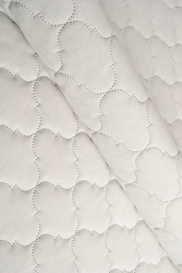 SART ISGRÅ UTTARIO VELVET 3D – QUILTET VELOUR MED BOBLEMØNSTER