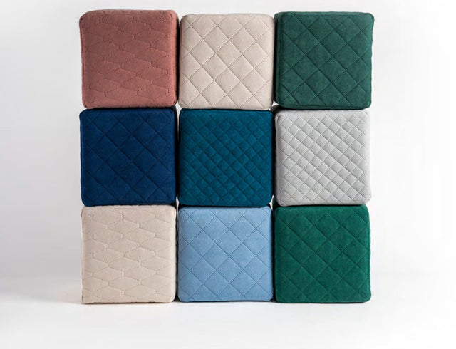 MØRK GRAFITSORT UTTARIO VELVET 3D – QUILTET VELOUR MED SEKSKANTMØNSTER
