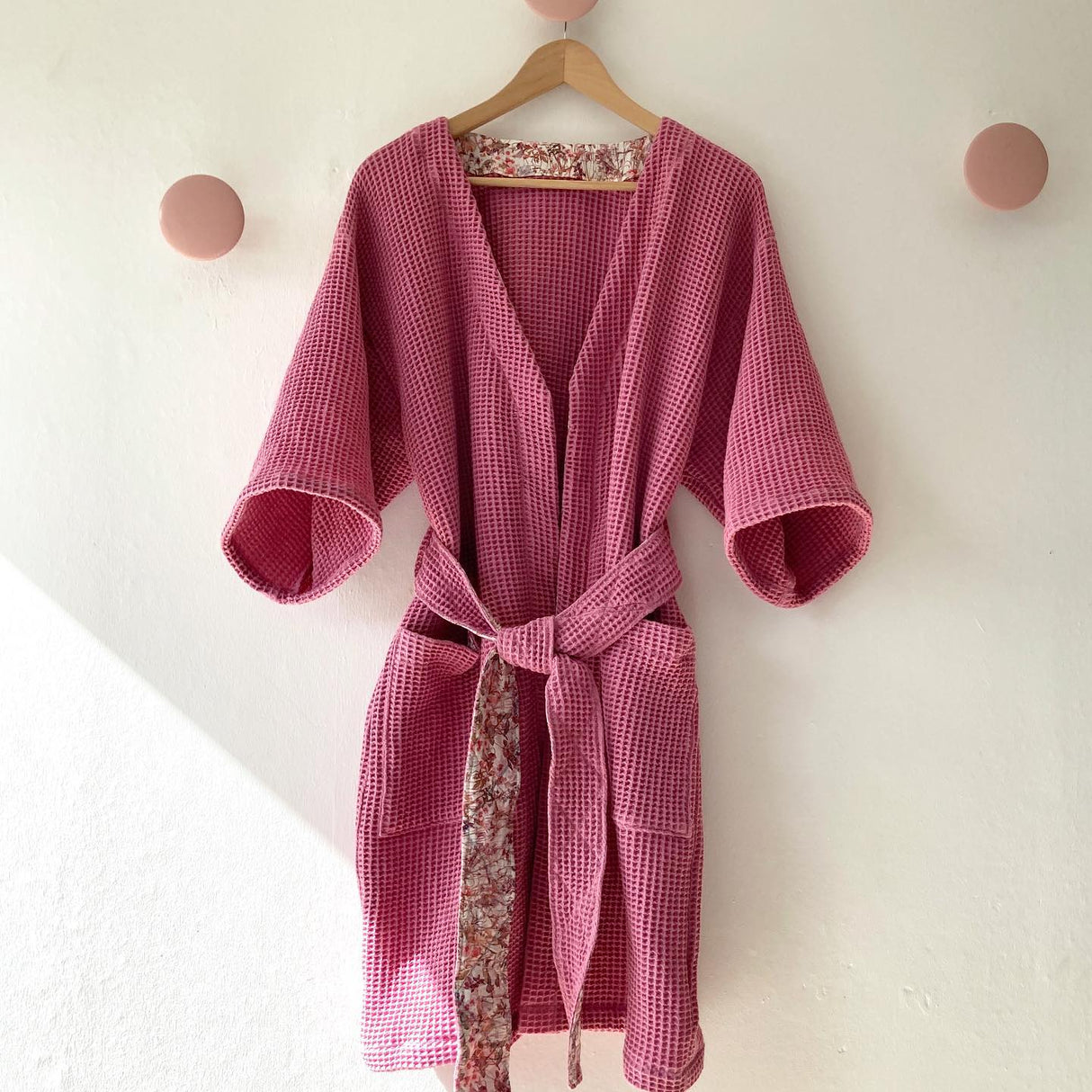 VINTAGE MÖRK LJUSRÖD VÅFFELPIQUÉ – ABSORBERANDE OCH SNABBTORKANDE