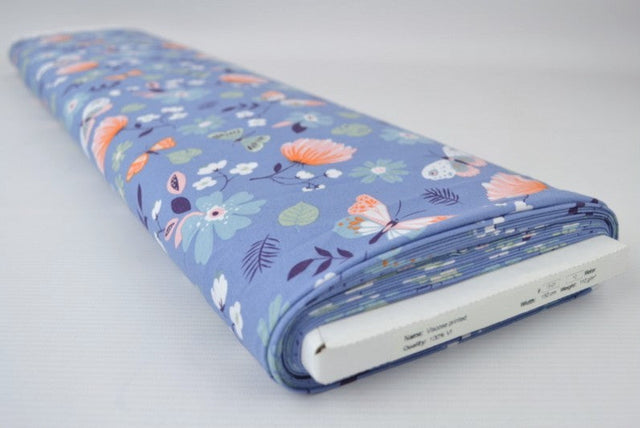 BLÅT VISKOSE STOF MED BLOMSTER OG SOMMERFUGLE PRINT – LET FALD & ELEGANT MAT GLANS