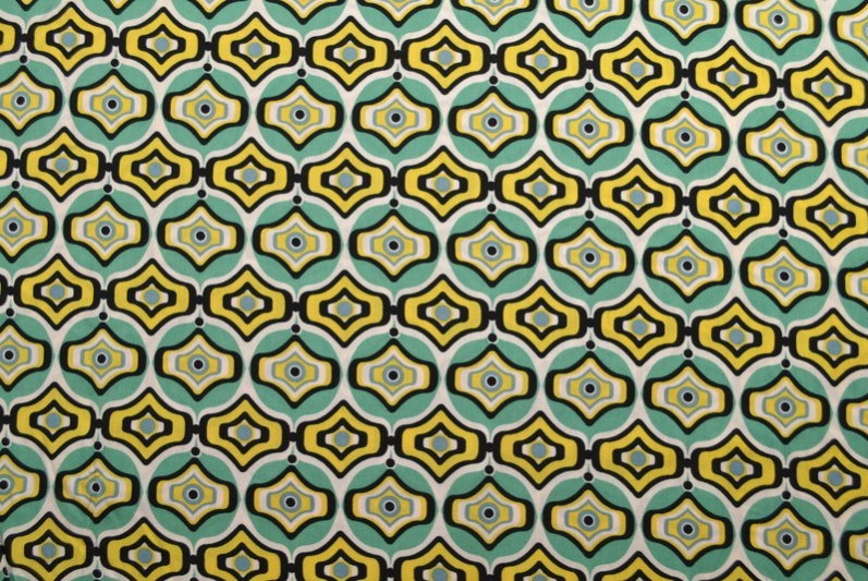 VISKOSE STOF MED TURKIS OG GULT GEOMETRISK BUE PRINT – LET FALD & ELEGANT MAT GLANS