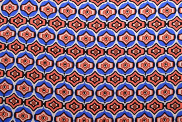 VISKOSE STOF MED RØDT OG BLÅT GEOMETRISK BUE PRINT – LET FALD & ELEGANT MAT GLANS