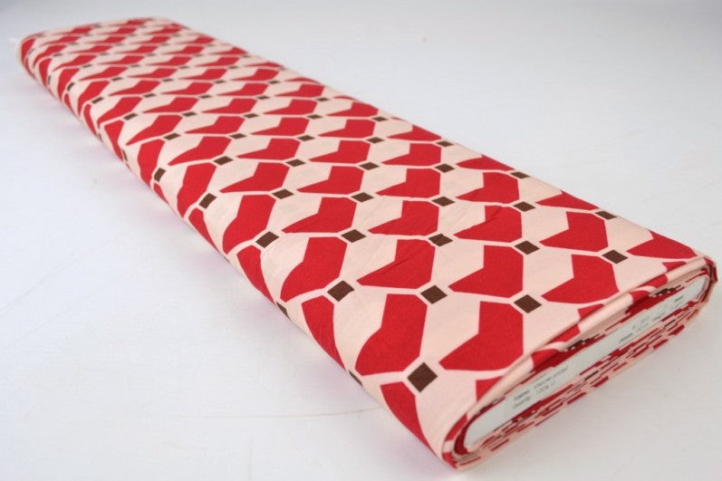 RÅHVIDT VISKOSE STOF MED RØDT GEOMETRISK PRINT – LET FALD & ELEGANT MAT GLANS