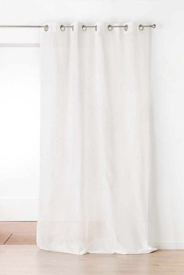Råhvid semi-transparent voile i linnedlook — hængende som gardin
