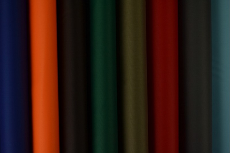 LYSERØD LET VANDTÆT POLYESTER – SLIDSTÆRK & HURTIGTTØRRENDE