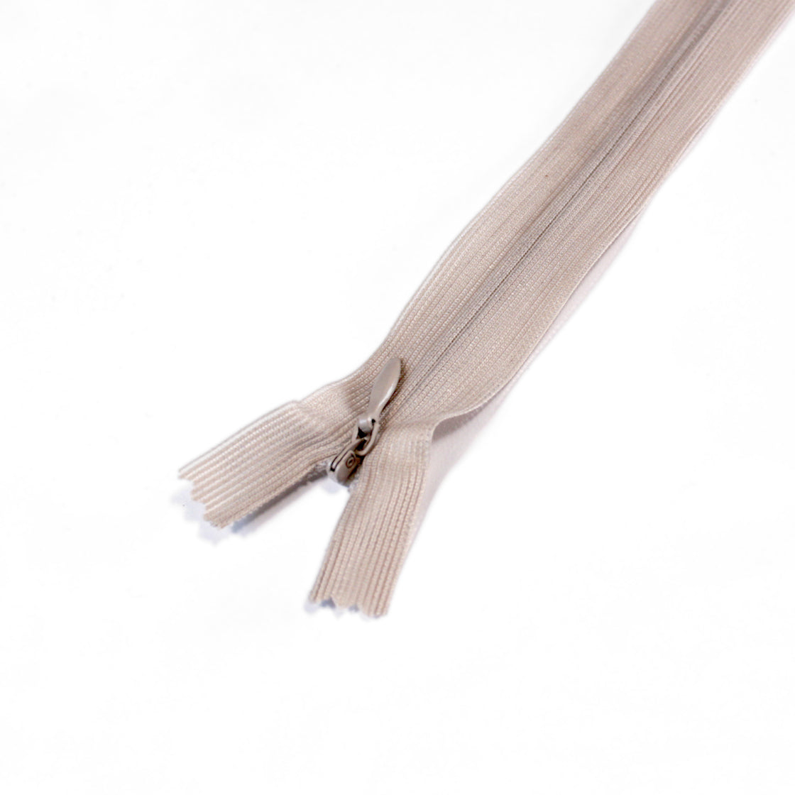 SANDFÄRG OSYNLIG DRAGKEDJA 4 MM