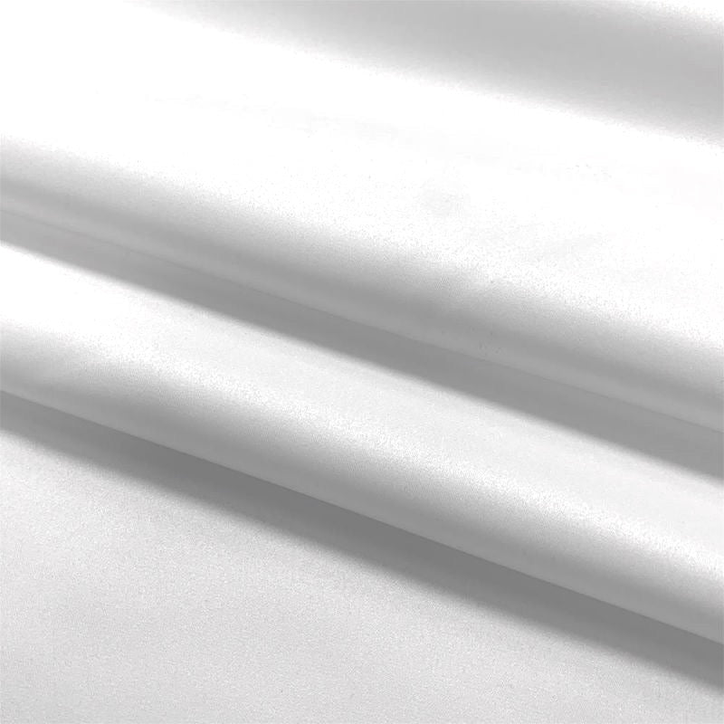 HVID DULL WEDDING SATIN – MAT BRYLLUPSSATIN MED BLØDT, FLYDENDE FALD