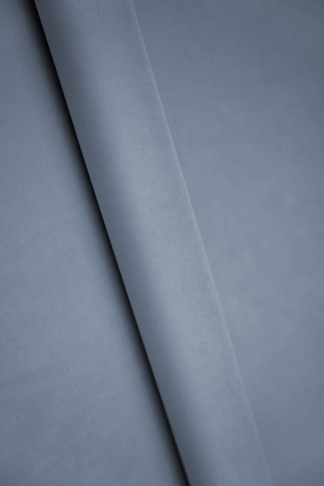Støvet gråblå Smart Velvet møbelvelour – farvefoto