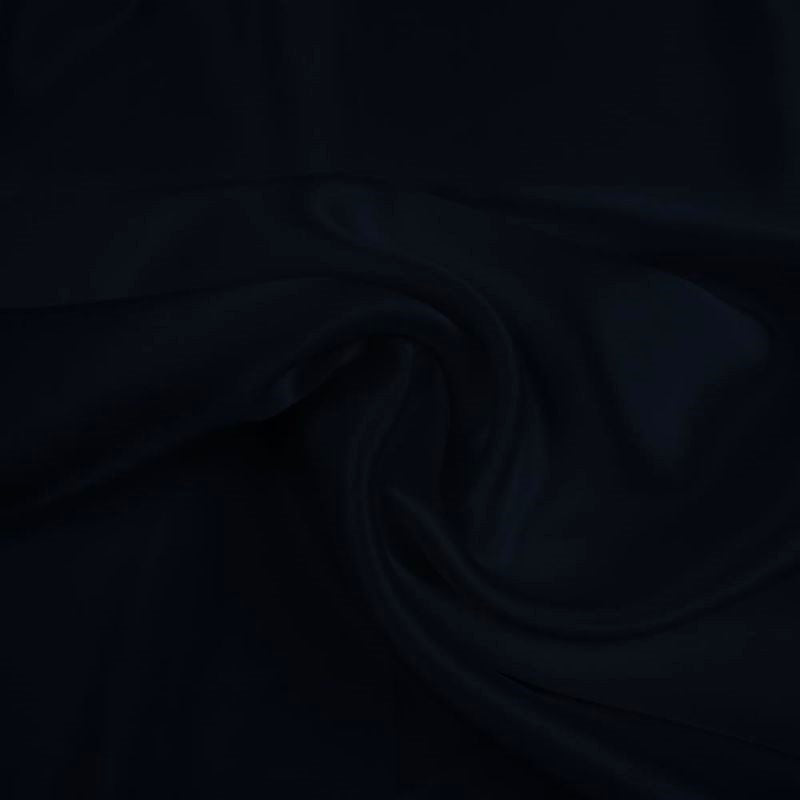 MARINEBLÅ SILKE SATIN MED LET STRÆK – BLØD GLAT OVERFLADE