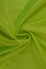 LIMEGRØN SATIN STOF – LET & GLANSFULDT