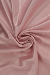 DUSTY LYSERØD SATIN STOF – LET & GLANSFULDT