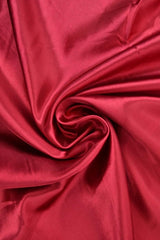 VINRØD SATIN STOF – LET & GLANSFULDT