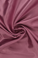 MØRK VINTAGE LYSERØD SATIN STOF – LET & GLANSFULDT