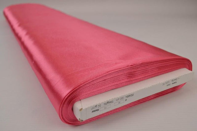 CORAL / LYSERØD SATIN STOF – LET & GLANSFULDT