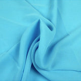 HAVBLÅ CHIFFON – LET, GENNEMSIGTIG & MED FLOT FALD