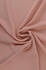 DUSKY LYSERØD CHIFFON – LET, GENNEMSIGTIG & MED FLOT FALD