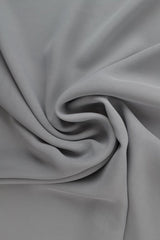 SØLVGRÅ CHIFFON – LET, GENNEMSIGTIG & MED FLOT FALD
