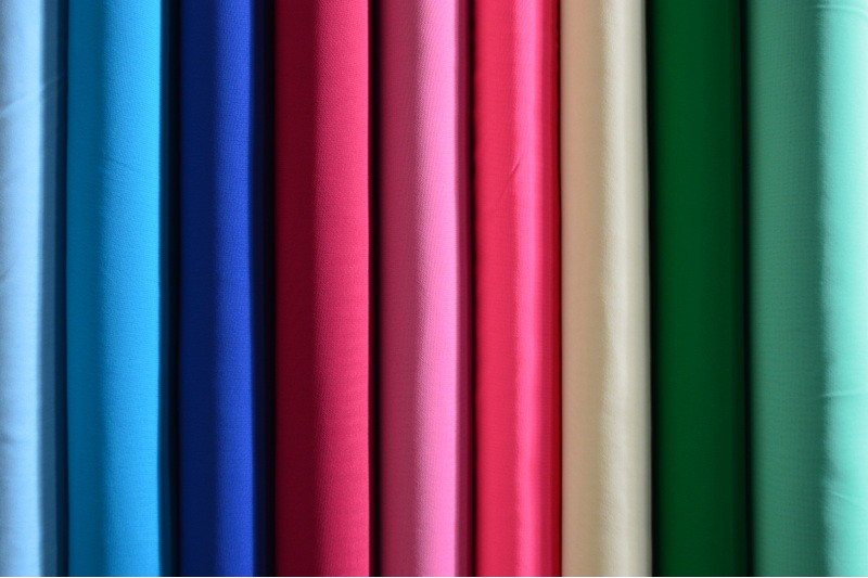 HAVBLÅ CHIFFON – LET, GENNEMSIGTIG & MED FLOT FALD