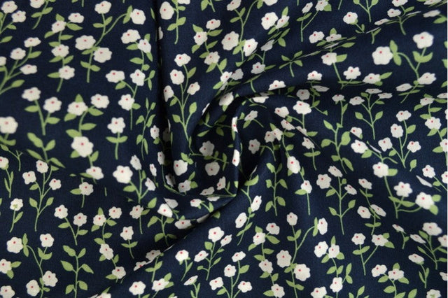 MARINEBLÅ BOMULDSPOPLIN MED DITSY BLOMSTERPRINT – HVID