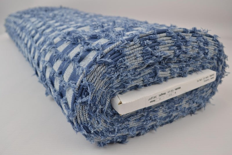 LYS BLÅ DENIM STOF MED TERNEDE FRYNSER – METERVARE TIL BUKSER & JAKKER