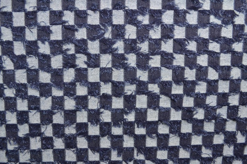 MØRKEBLÅ DENIM STOF MED TERNEDE FRYNSER – METERVARE TIL BUKSER & JAKKER