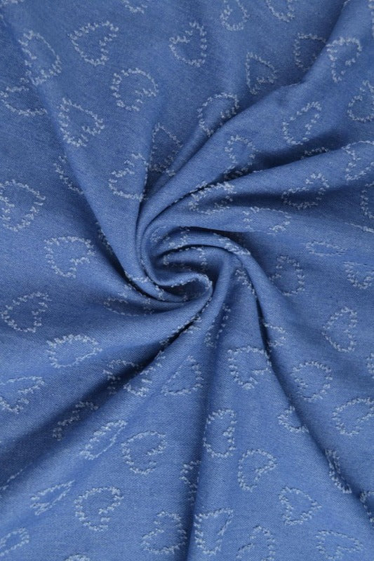 LYS BLÅ DENIM STOF MED HJERTEMØNSTER – METERVARE TIL BUKSER & JAKKER
