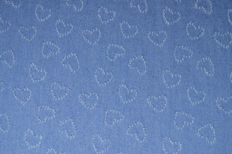 LYS BLÅ DENIM STOF MED HJERTEMØNSTER – METERVARE TIL BUKSER & JAKKER