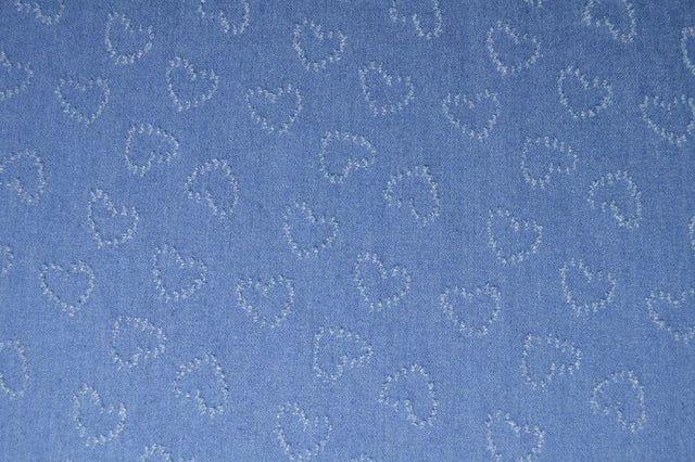 LYS BLÅ DENIM STOF MED HJERTEMØNSTER – METERVARE TIL BUKSER & JAKKER