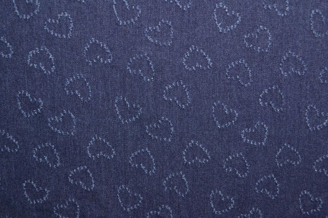 MØRKEBLÅ DENIM STOF MED HJERTEMØNSTER – METERVARE TIL BUKSER & JAKKER