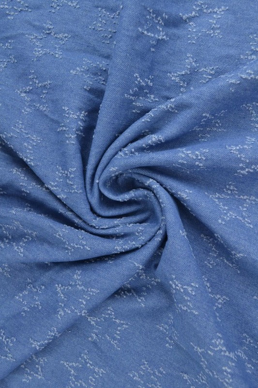 LYS BLÅ DENIM STOF MED STJERNEMØNSTER – METERVARE TIL BUKSER & JAKKER
