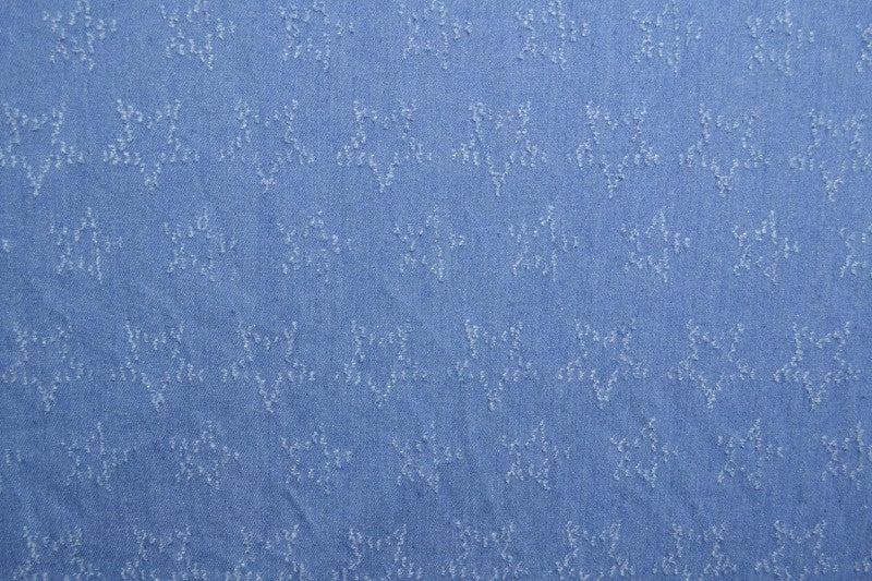 LYS BLÅ DENIM STOF MED STJERNEMØNSTER – METERVARE TIL BUKSER & JAKKER