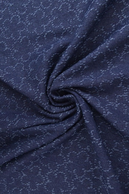 MØRKEBLÅ DENIM STOF MED SKYEMØNSTER – METERVARE TIL BUKSER & JAKKER