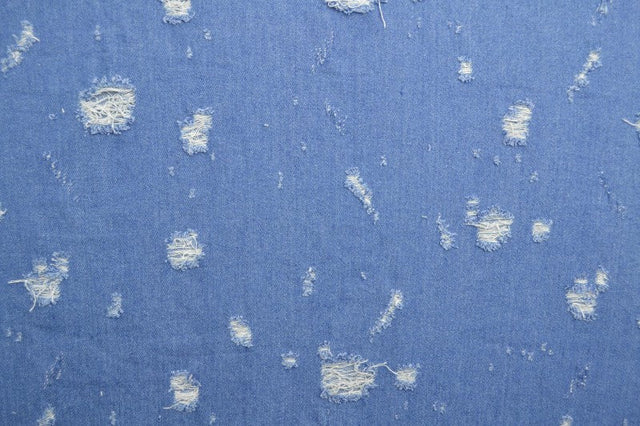 LYS BLÅ DENIM STOF MED VASKET SLIDT OVERFLADE – METERVARE TIL BUKSER & JAKKER