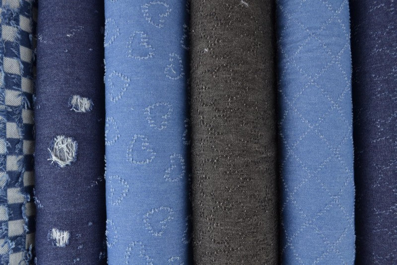 LYS BLÅ DENIM STOF MED VASKET SLIDT OVERFLADE – METERVARE TIL BUKSER & JAKKER