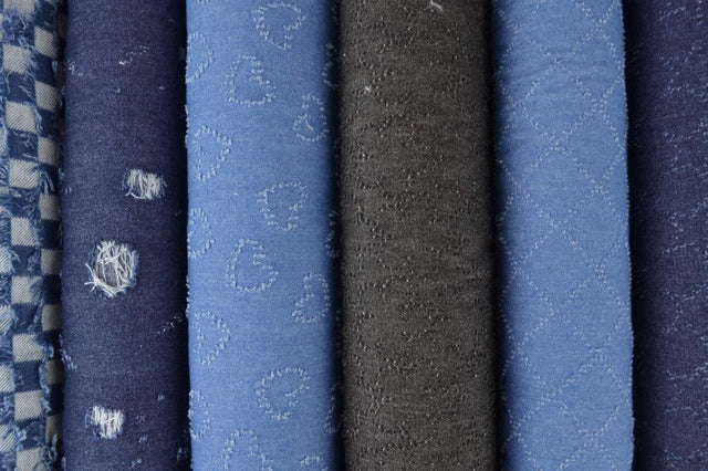 MØRKEBLÅ DENIM STOF MED STJERNEMØNSTER – METERVARE TIL BUKSER & JAKKER