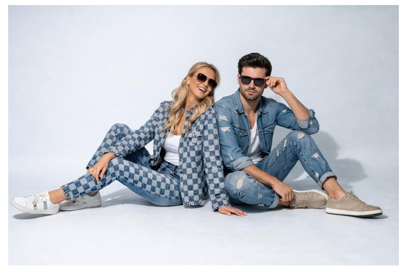 LYS BLÅ DENIM STOF MED HJERTEMØNSTER – METERVARE TIL BUKSER & JAKKER