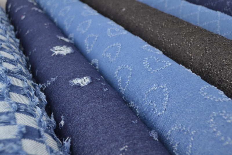 MØRKEBLÅ DENIM STOF MED TERNEDE FRYNSER – METERVARE TIL BUKSER & JAKKER