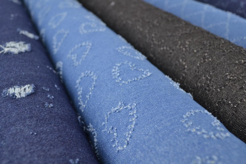 SORT DENIM STOF MED HJERTEMØNSTER – METERVARE TIL BUKSER & JAKKER