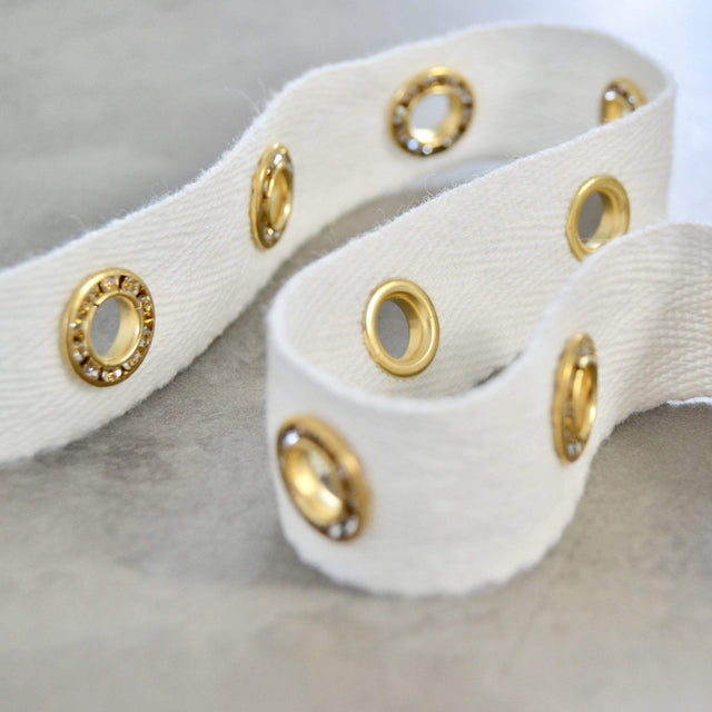 HVID BÅND MED GULD RINGE 20MM