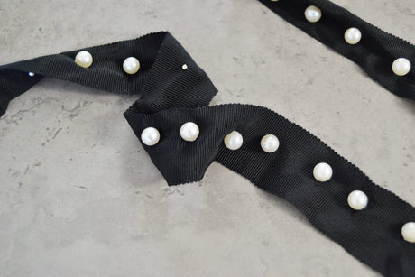 SORT BÅND MED HVIDE PERLER 30MM