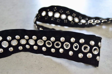 SORT VELOURBÅND MED NITTER 40MM