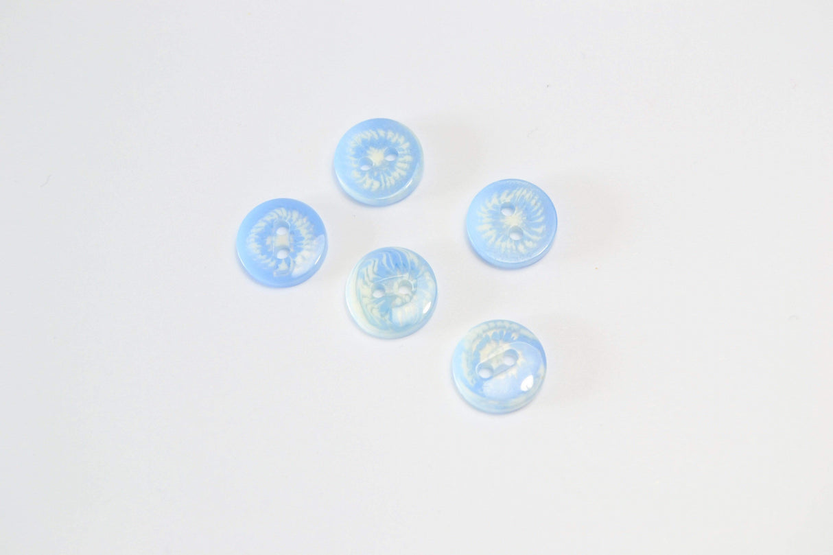 LYSEBLÅ KNAPPER MED MØNSTER 5 STK.
