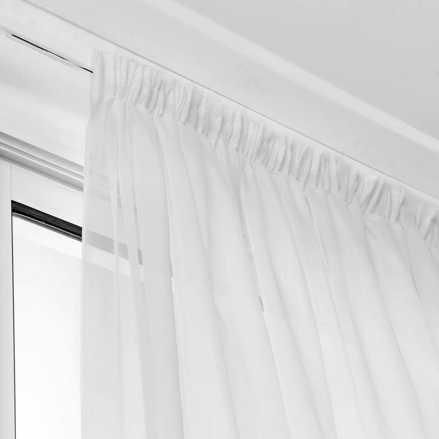 Brandhæmmende semi-transparent voile til gardiner — stemningsbillede, vist i hvid (samme kvalitet)