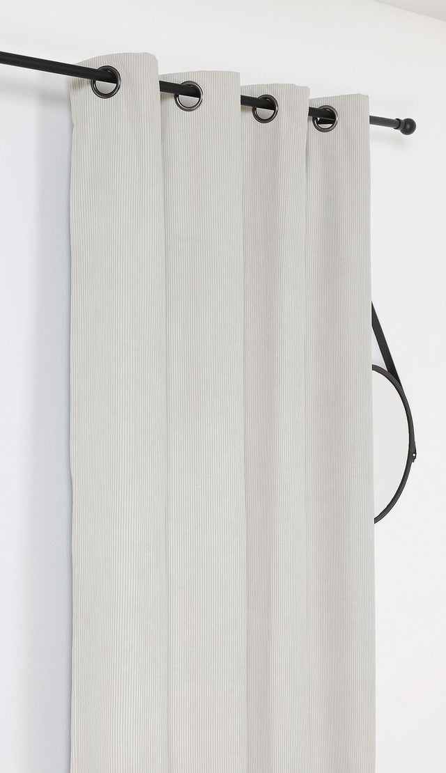 Termo mørklægningsstof med fløjlsribber — råhvid, syet som færdigt gardin