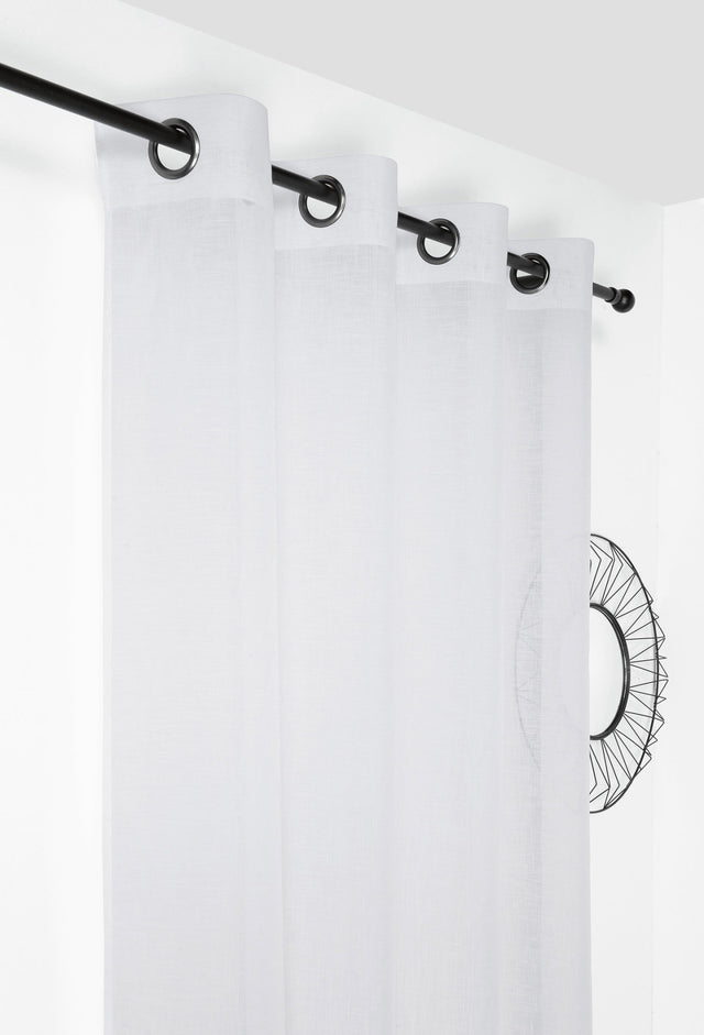 Let voile med flammegarn og frostet look — snehvid, syet som færdigt gardin