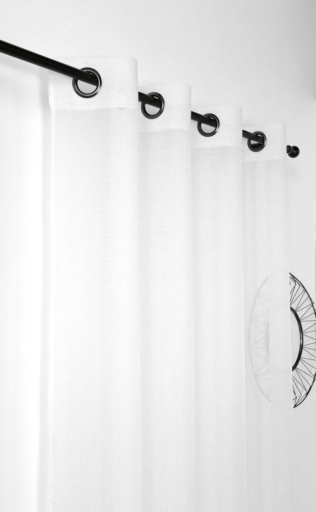 Let voile med flammegarn og frostet look — ecru, syet som færdigt gardin